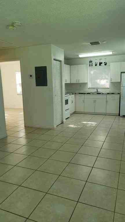 2223 Taylor St #4 - Photo 4 of 12