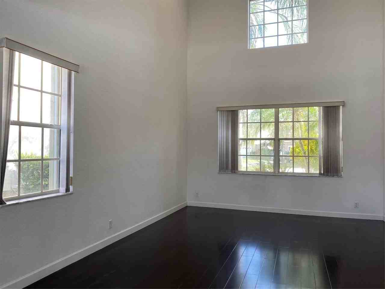 338 Cambridge Dr - Photo 3 of 12