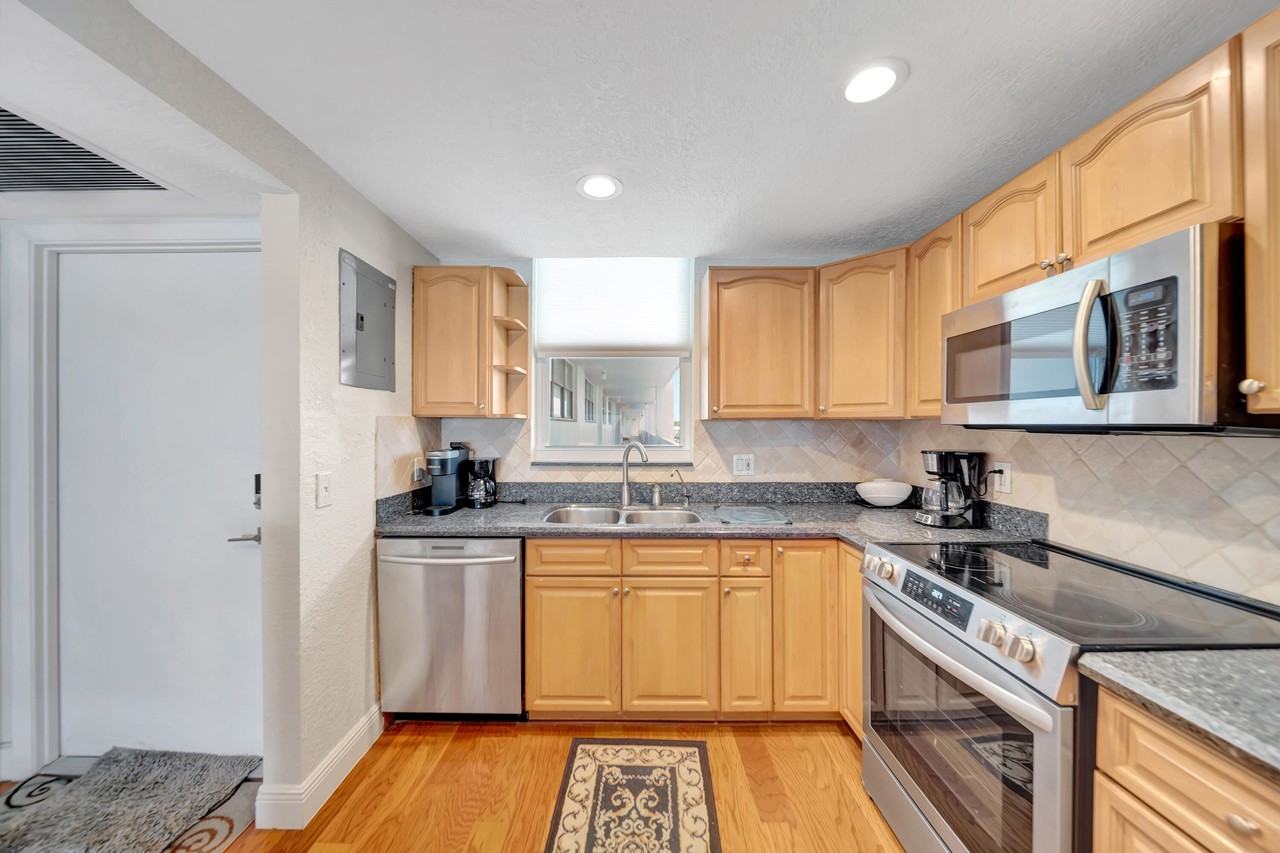 3100 Ne 49th St #403 - Photo 4 of 37