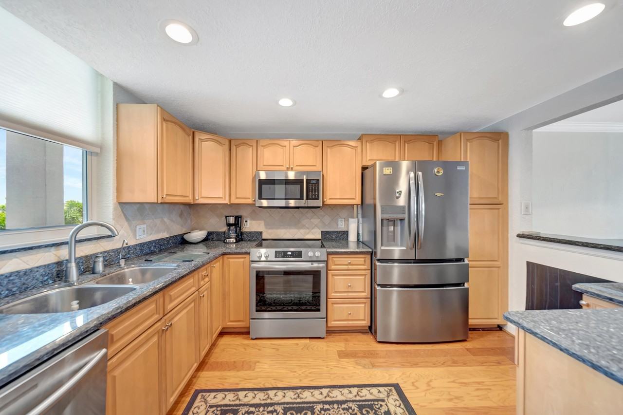 3100 Ne 49th St #403 - Photo 5 of 37