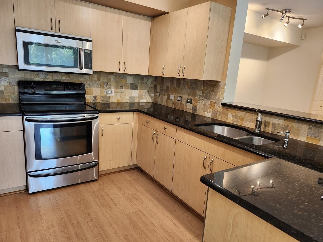 813 Villa Cir - Photo 3 of 27