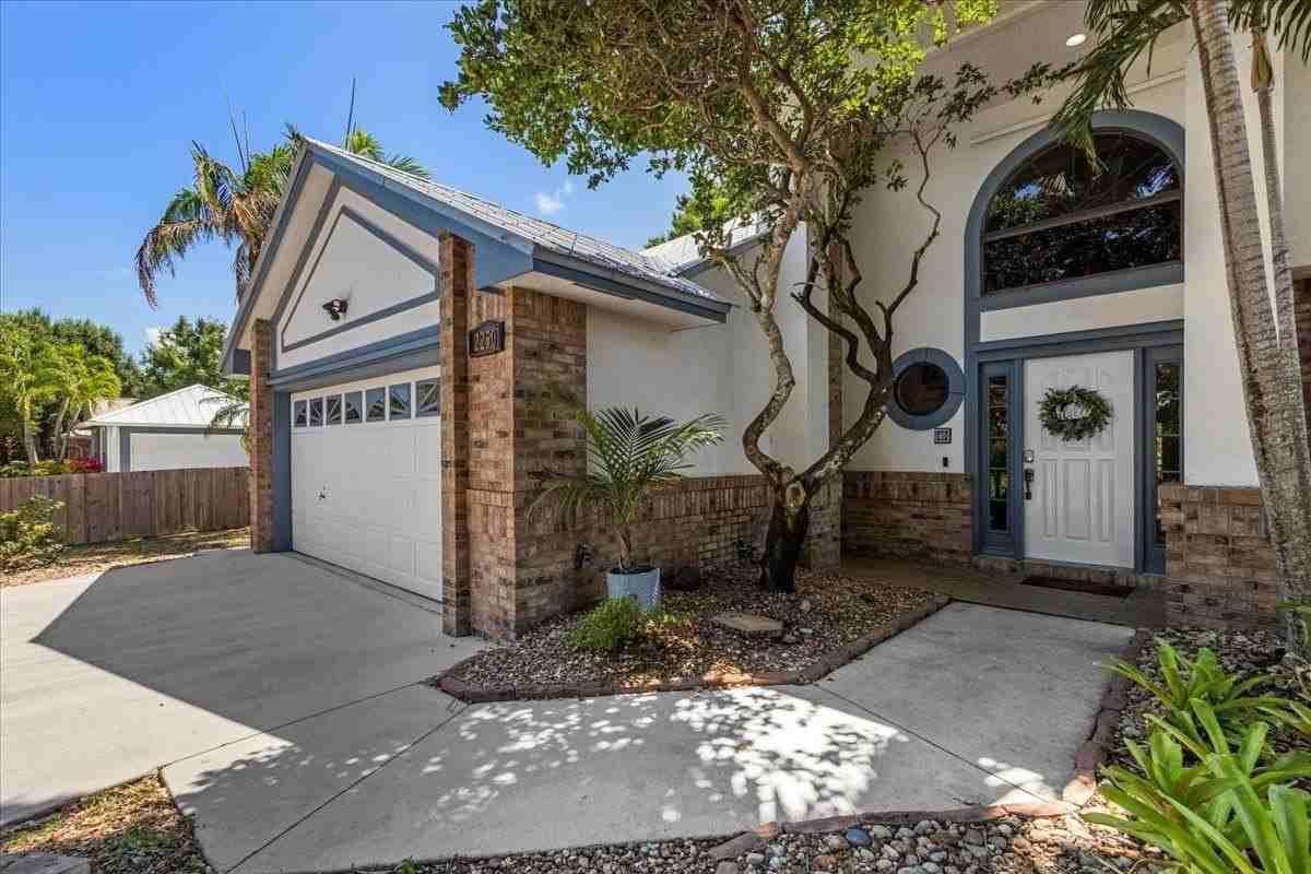 2250 Se Country Club Ln - Photo 2 of 37