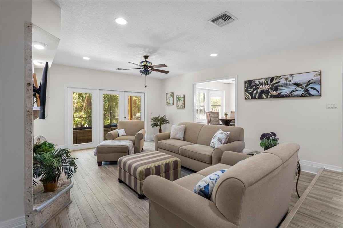 2250 Se Country Club Ln - Photo 3 of 37
