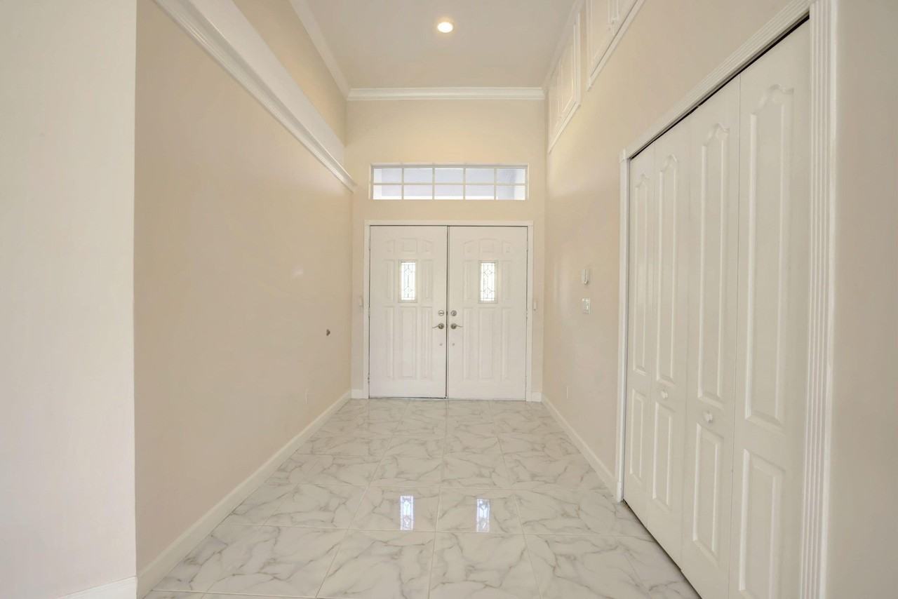 8028 Plantation Lakes Dr - Photo 3 of 50