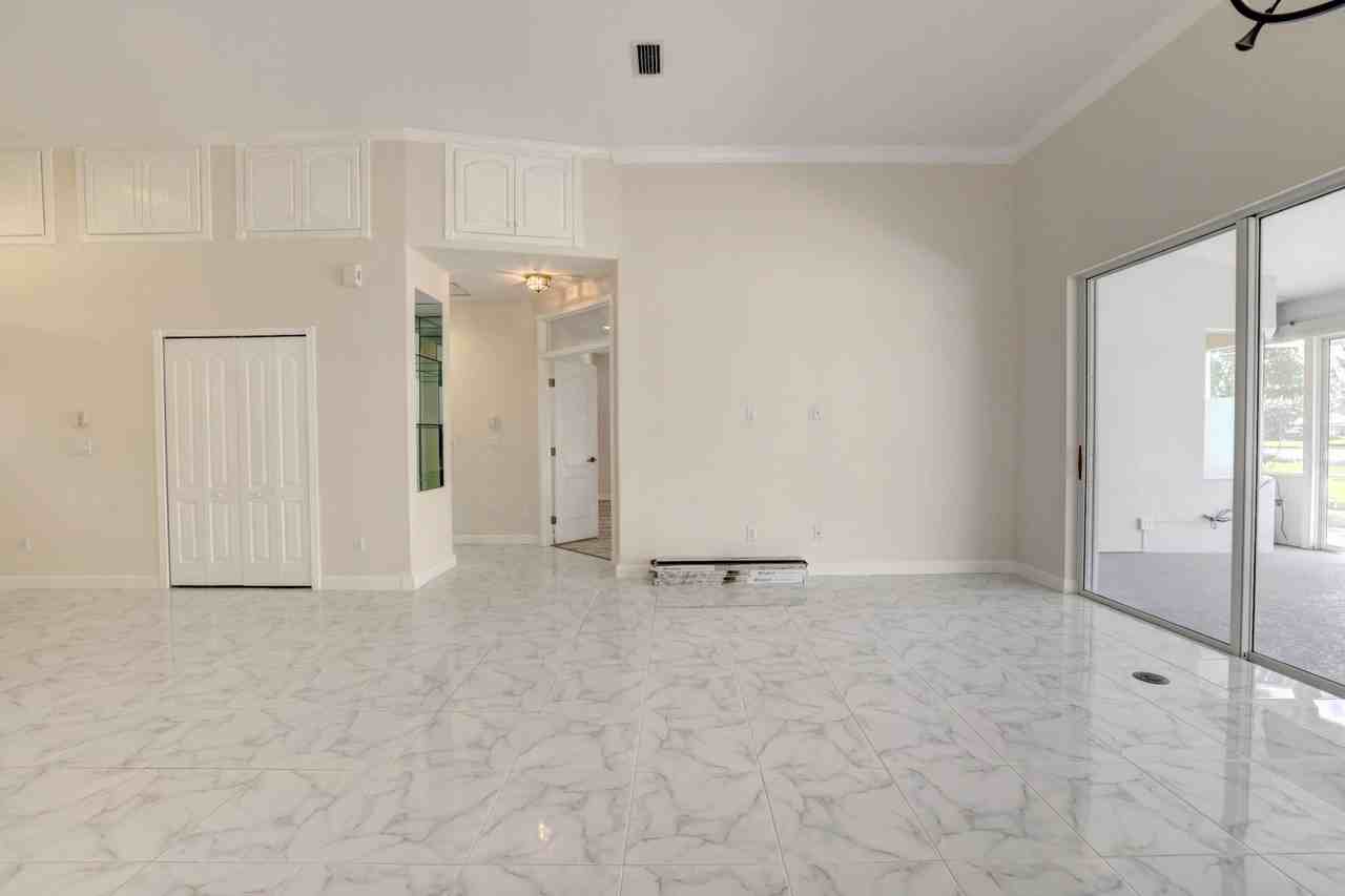 8028 Plantation Lakes Dr - Photo 5 of 50