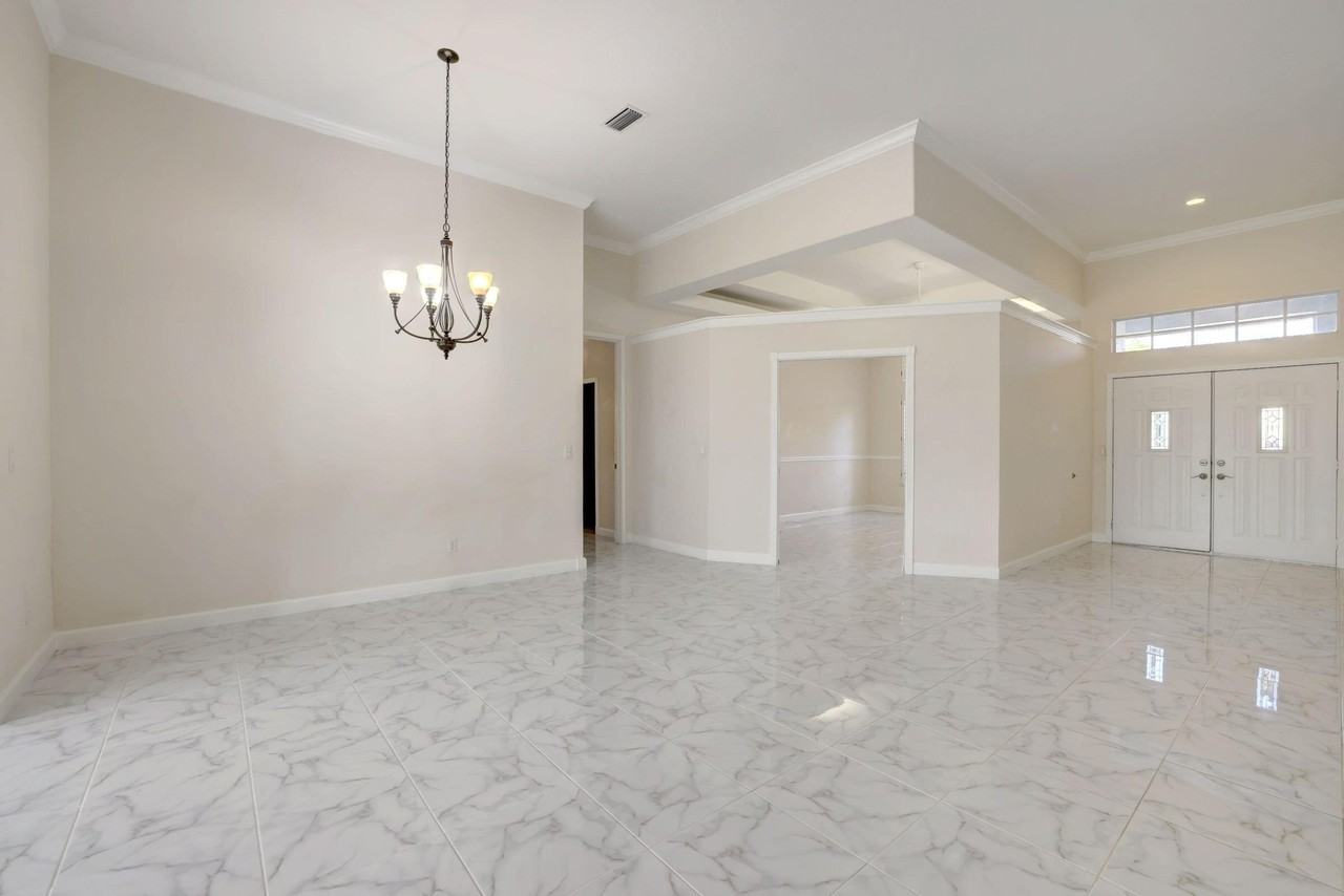 8028 Plantation Lakes Dr - Photo 7 of 50