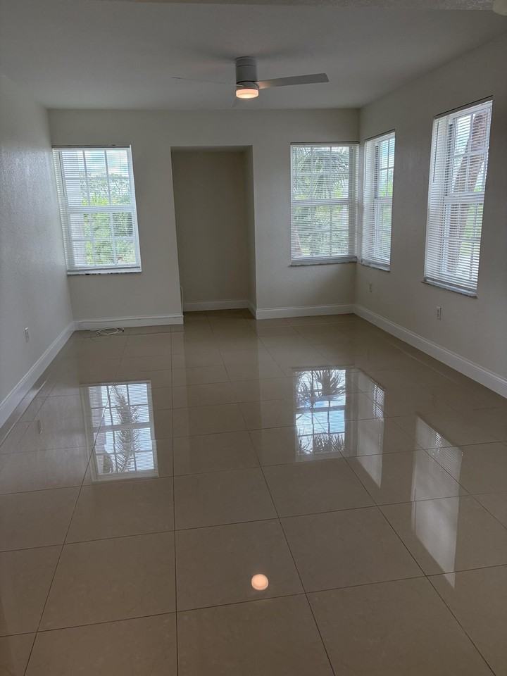 1110 Belmont Pl - Photo 4 of 17