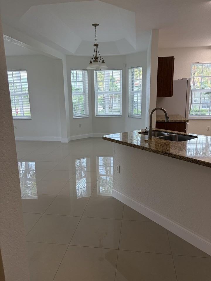 1110 Belmont Pl - Photo 5 of 17