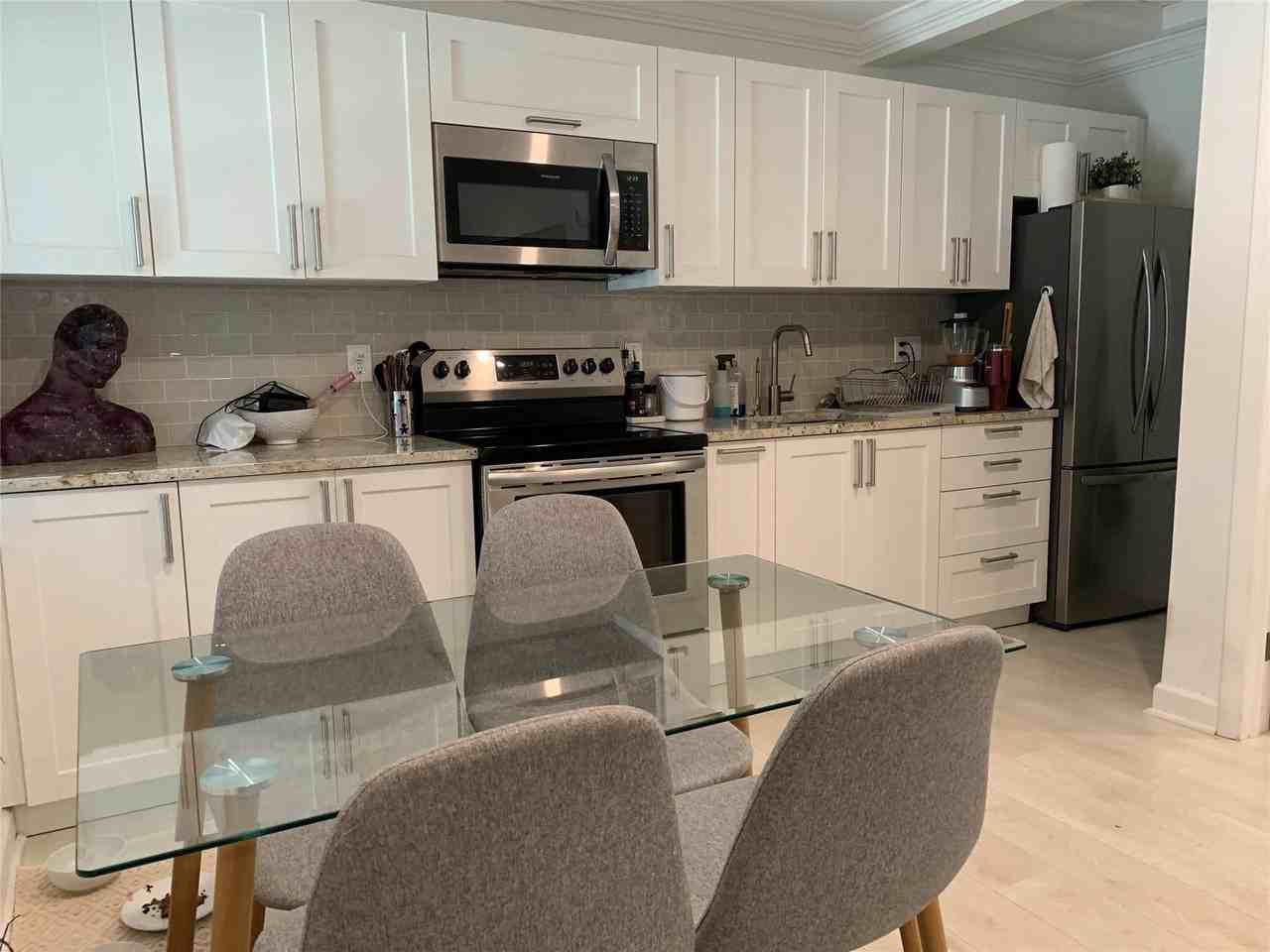 801 Sw 10th St #2 - Photo 4 of 33