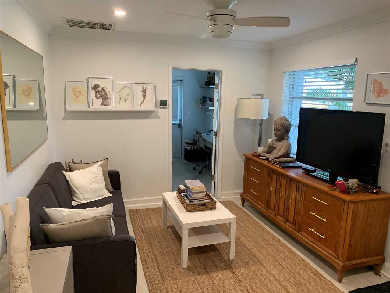 801 Sw 10th St #2 - Photo 6 of 33