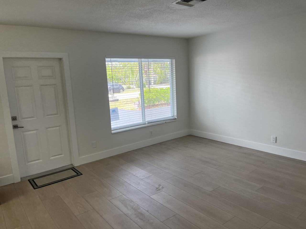 196 Ne 28th St - Photo 4 of 10