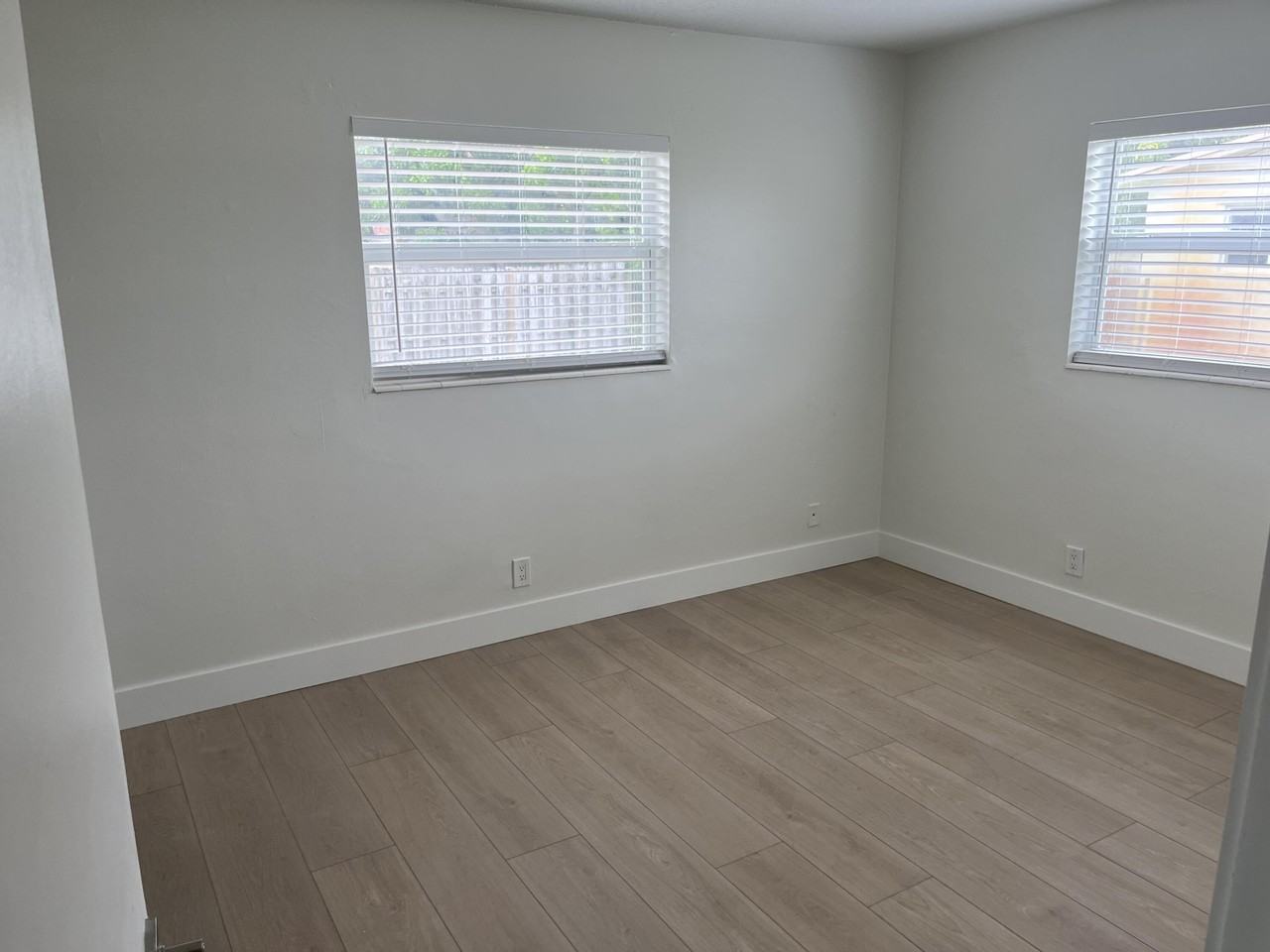 196 Ne 28th St - Photo 6 of 10