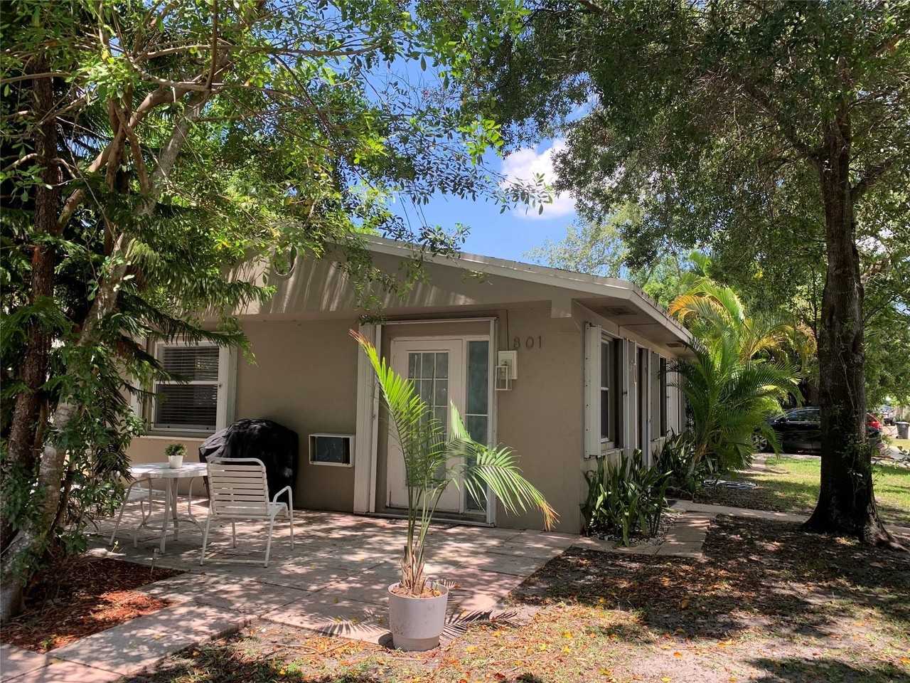 801 Sw 10th St #1 - Photo 2 of 31