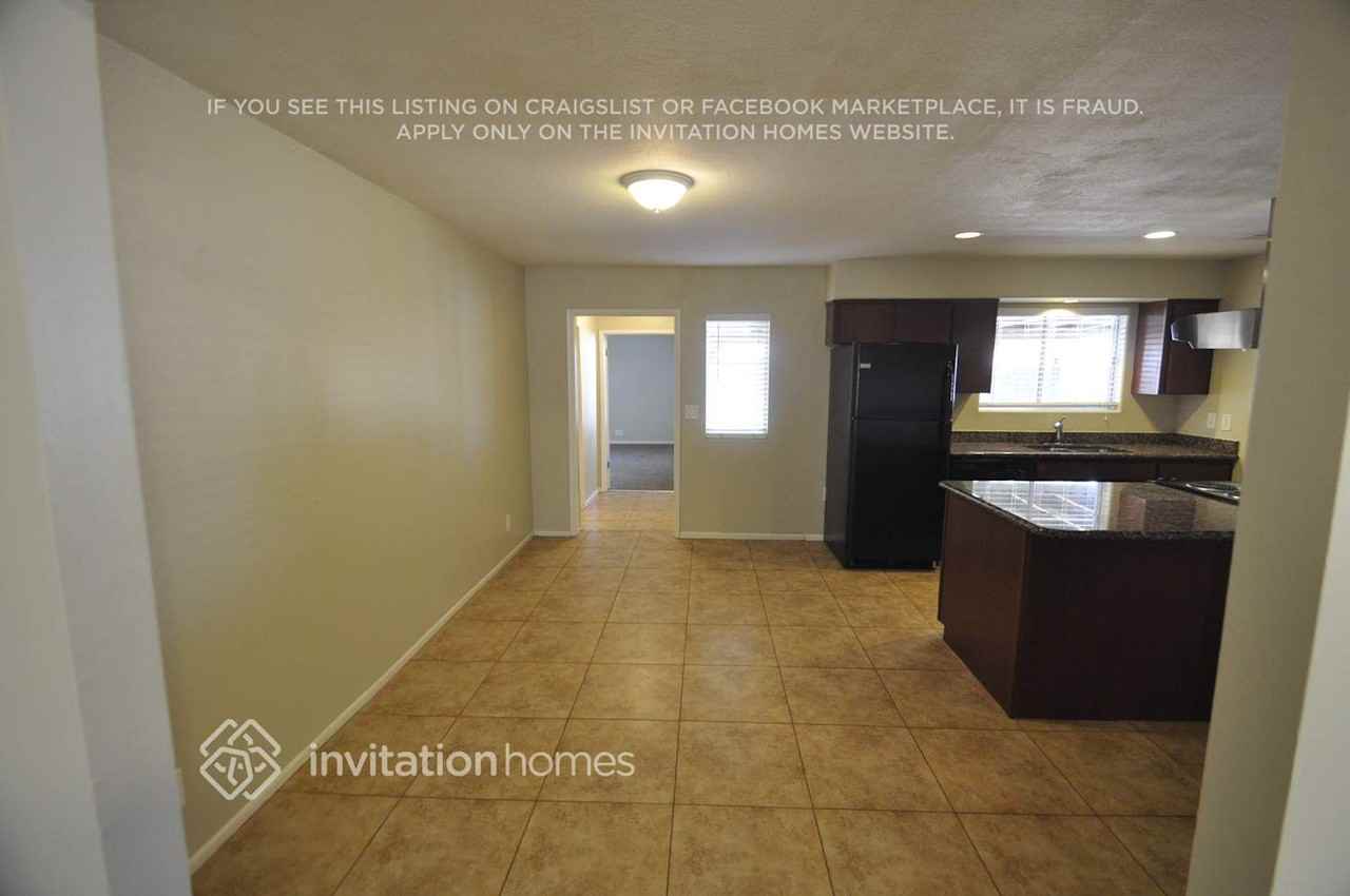 3316 W Orchid Ln - Photo 3 of 9