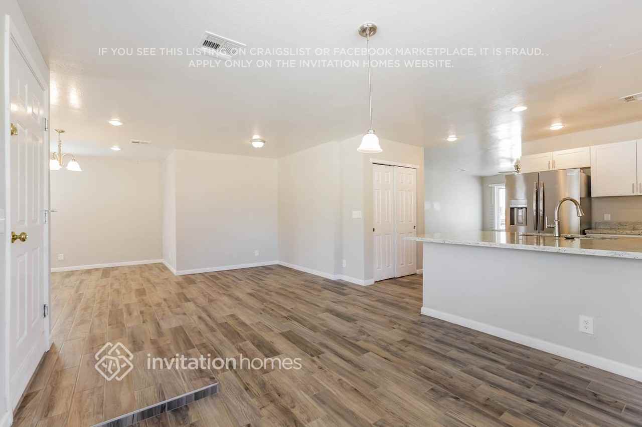 816 E Mountain View Rd - Photo 2 of 16
