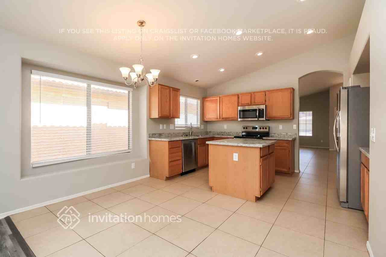 5214 W Geronimo St - Photo 5 of 16