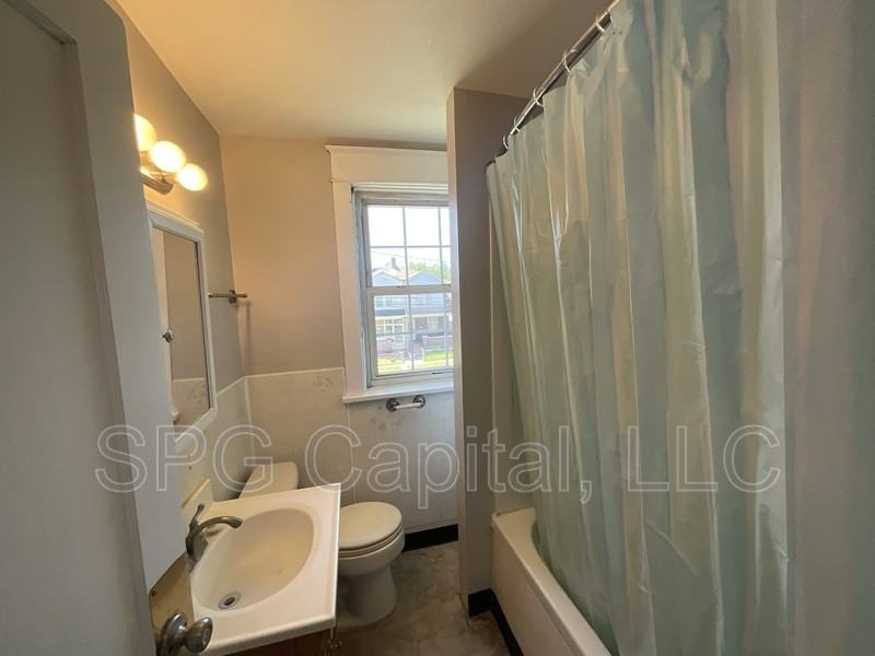1728 Paxton St - Photo 4 of 10