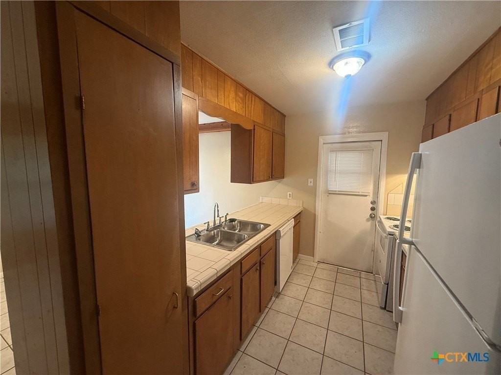 1004 Hillyer St - Photo 6 of 16