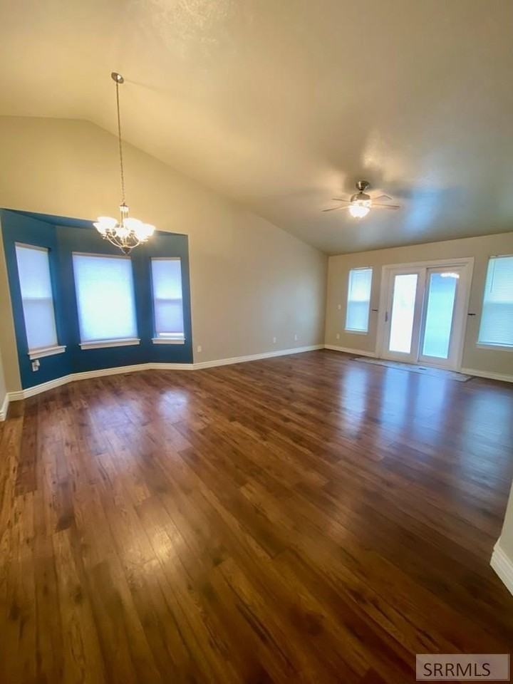 1146 Curlew Dr - Photo 3 of 11