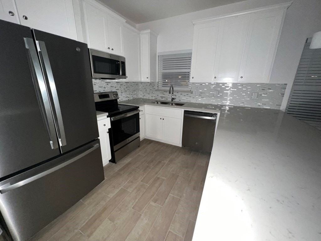 1013 Julia St - Photo 4 of 4