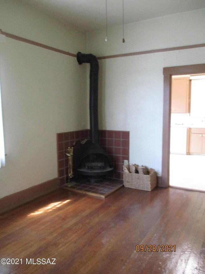425 E 8th St - Photo 3 of 16