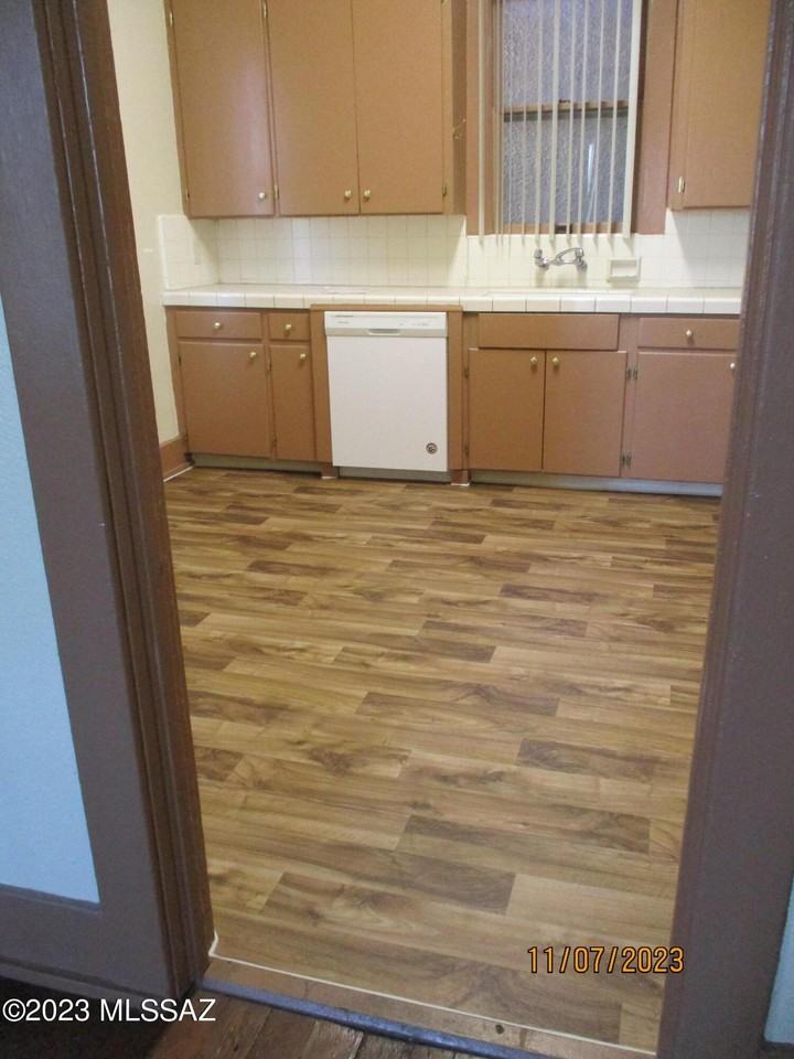 425 E 8th St - Photo 5 of 16