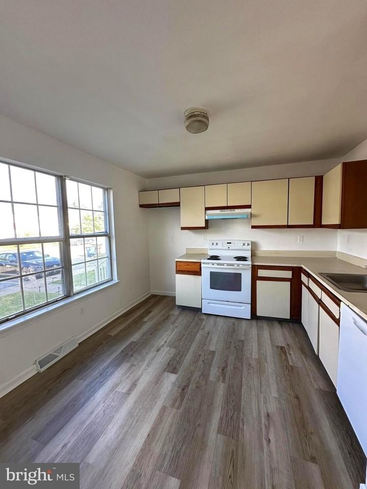 318 Stonebrook Pl - Photo 3 of 11