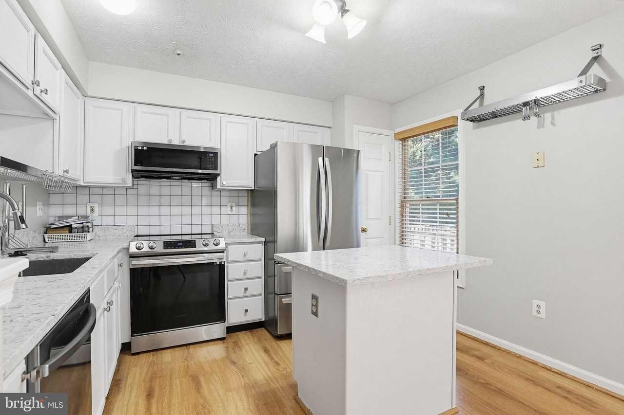 8000 Brightlight Pl - Photo 5 of 39