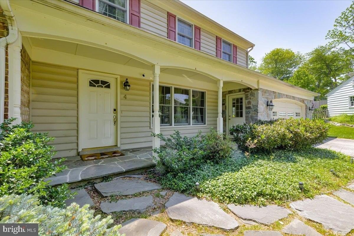 4 Sussex Ct - Photo 2 of 33