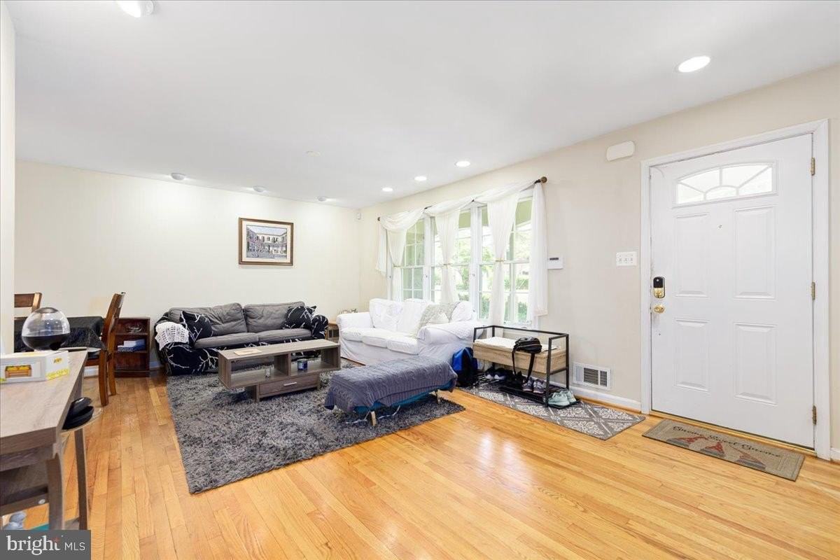 4 Sussex Ct - Photo 3 of 33