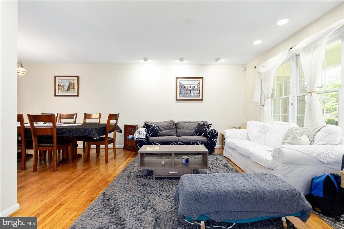 4 Sussex Ct - Photo 4 of 33