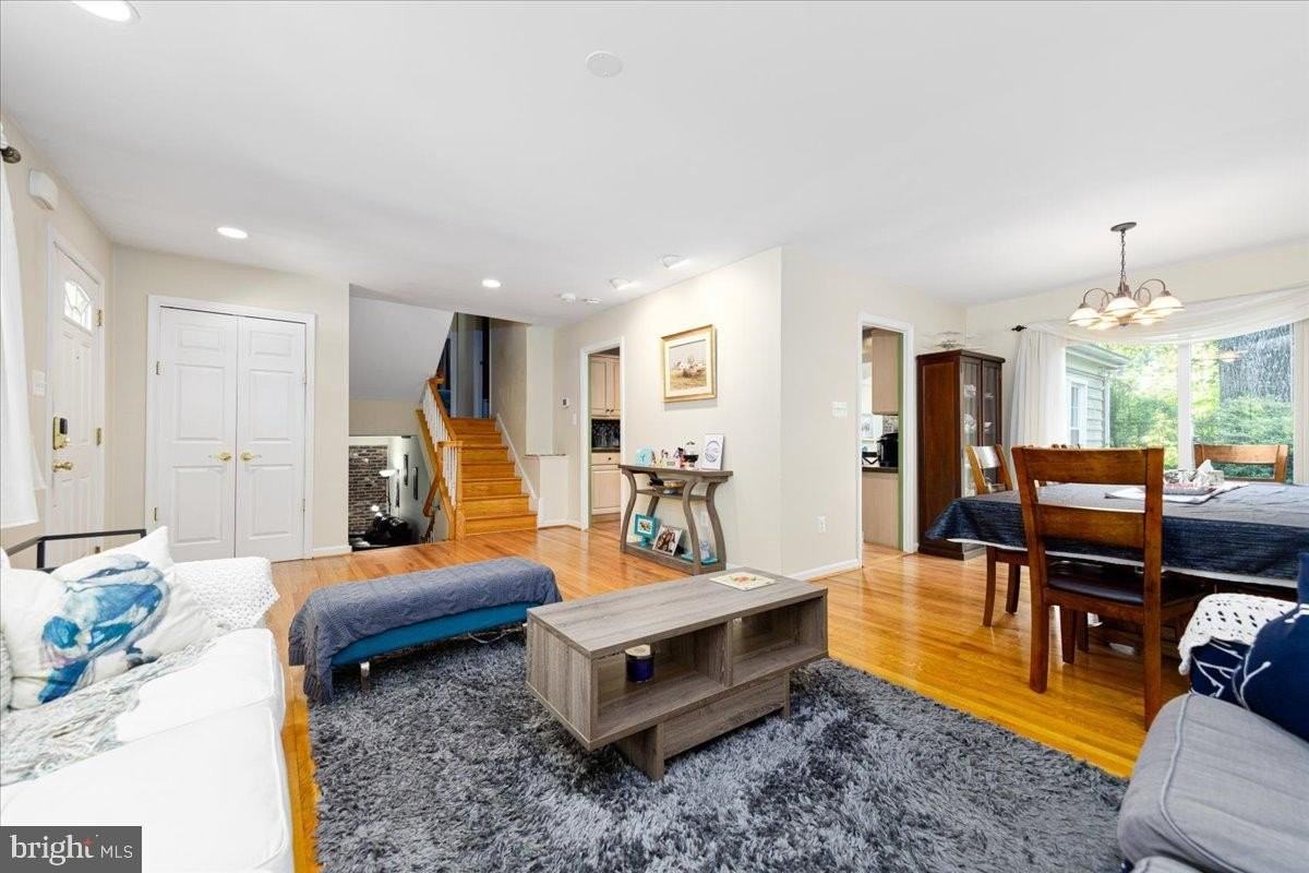 4 Sussex Ct - Photo 5 of 33