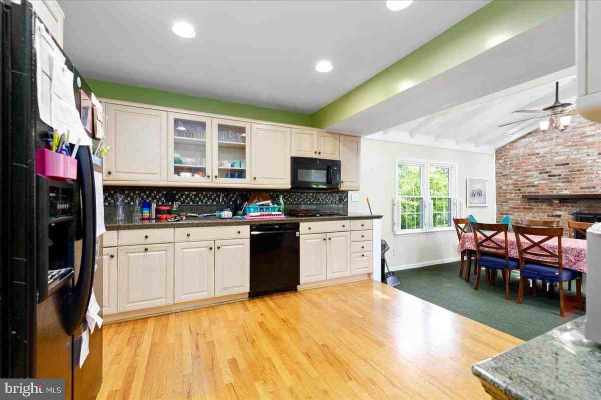 4 Sussex Ct - Photo 7 of 33