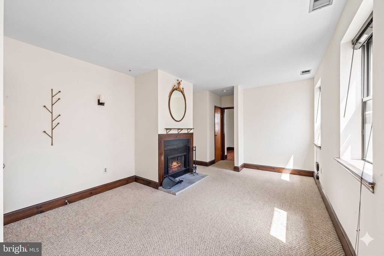 507 Catharine St #2 - Photo 3 of 22