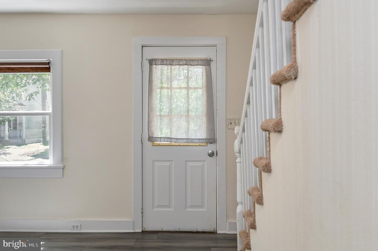 319 1/2 Wolfe St - Photo 2 of 27