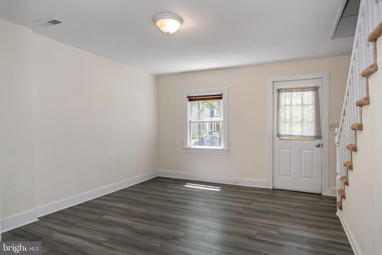 319 1/2 Wolfe St - Photo 3 of 27