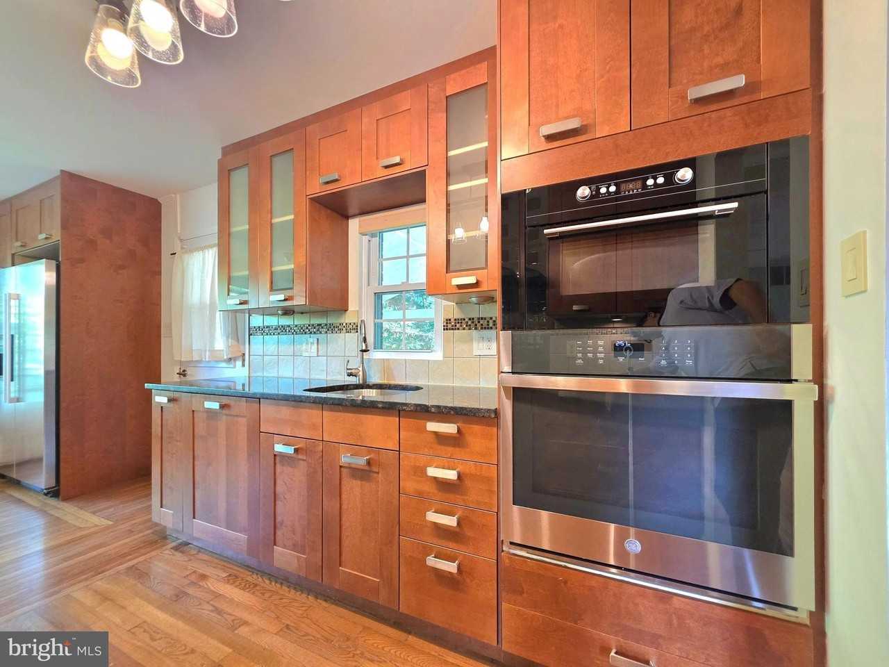 2215 Collingwood Rd - Photo 7 of 40