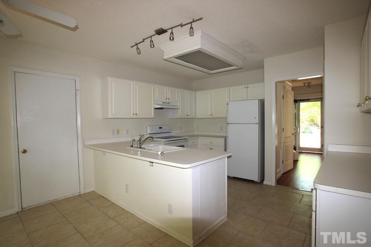208 Ashley Brook Ct - Photo 4 of 15