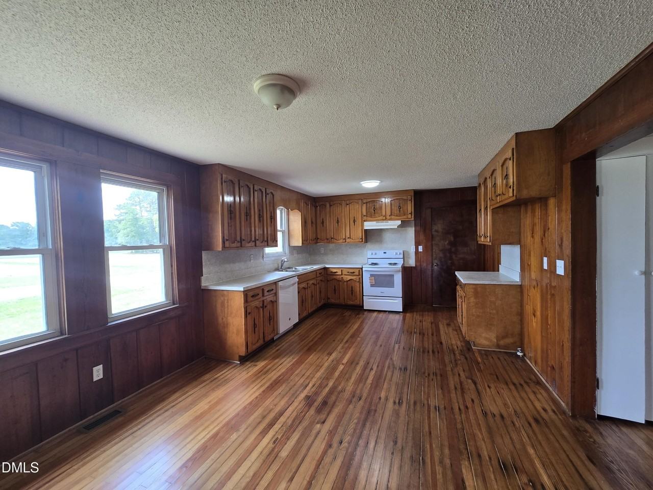 10101 Debnam Rd - Photo 3 of 16