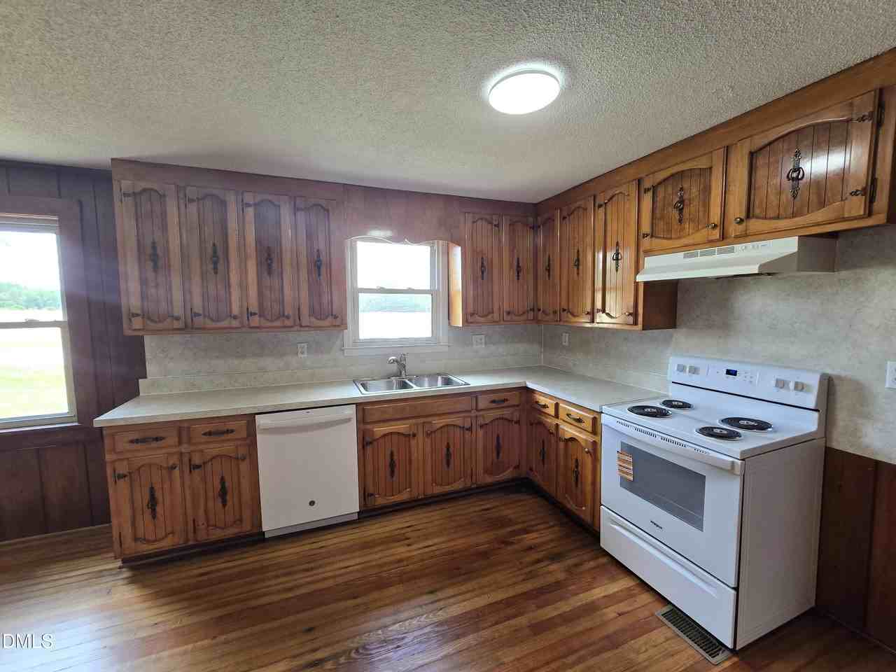 10101 Debnam Rd - Photo 4 of 16