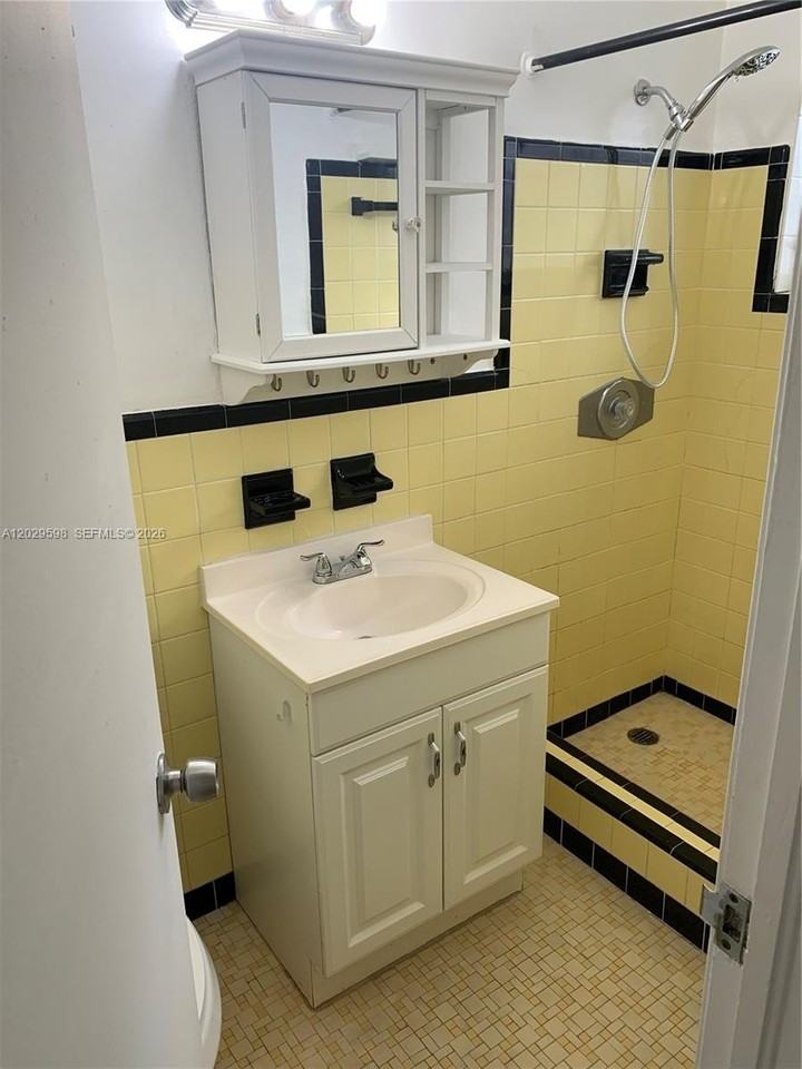 5616 Arthur St #N - Photo 7 of 11