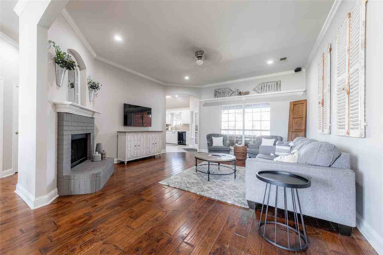 801 Dickerson Cir - Photo 2 of 36