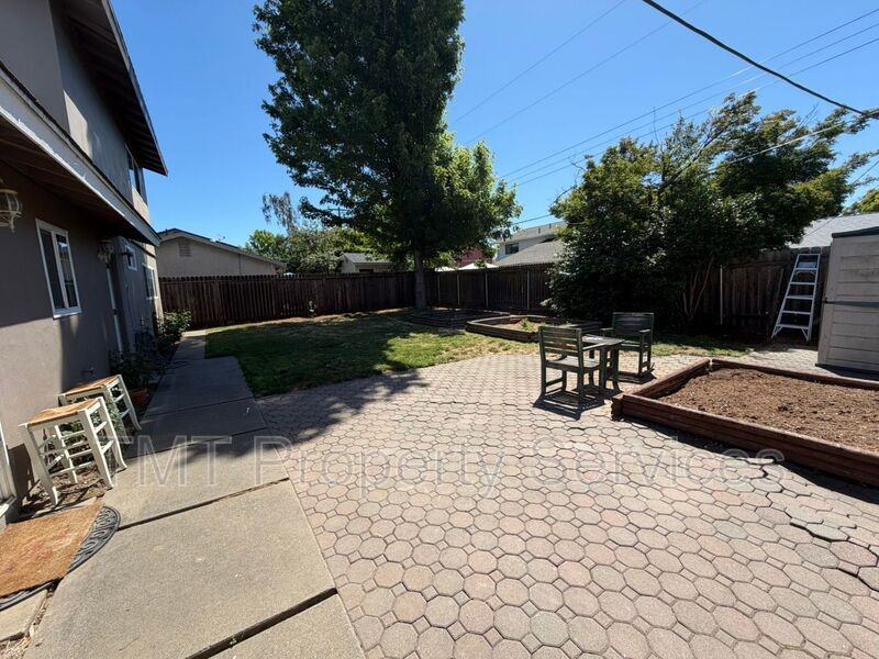 2533 Stansberry Way - Photo 3 of 10