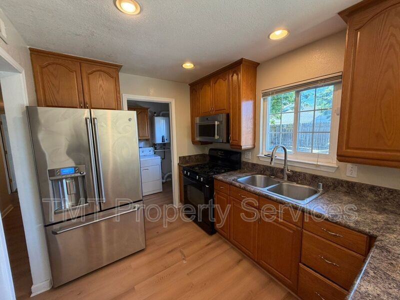 2533 Stansberry Way - Photo 4 of 10