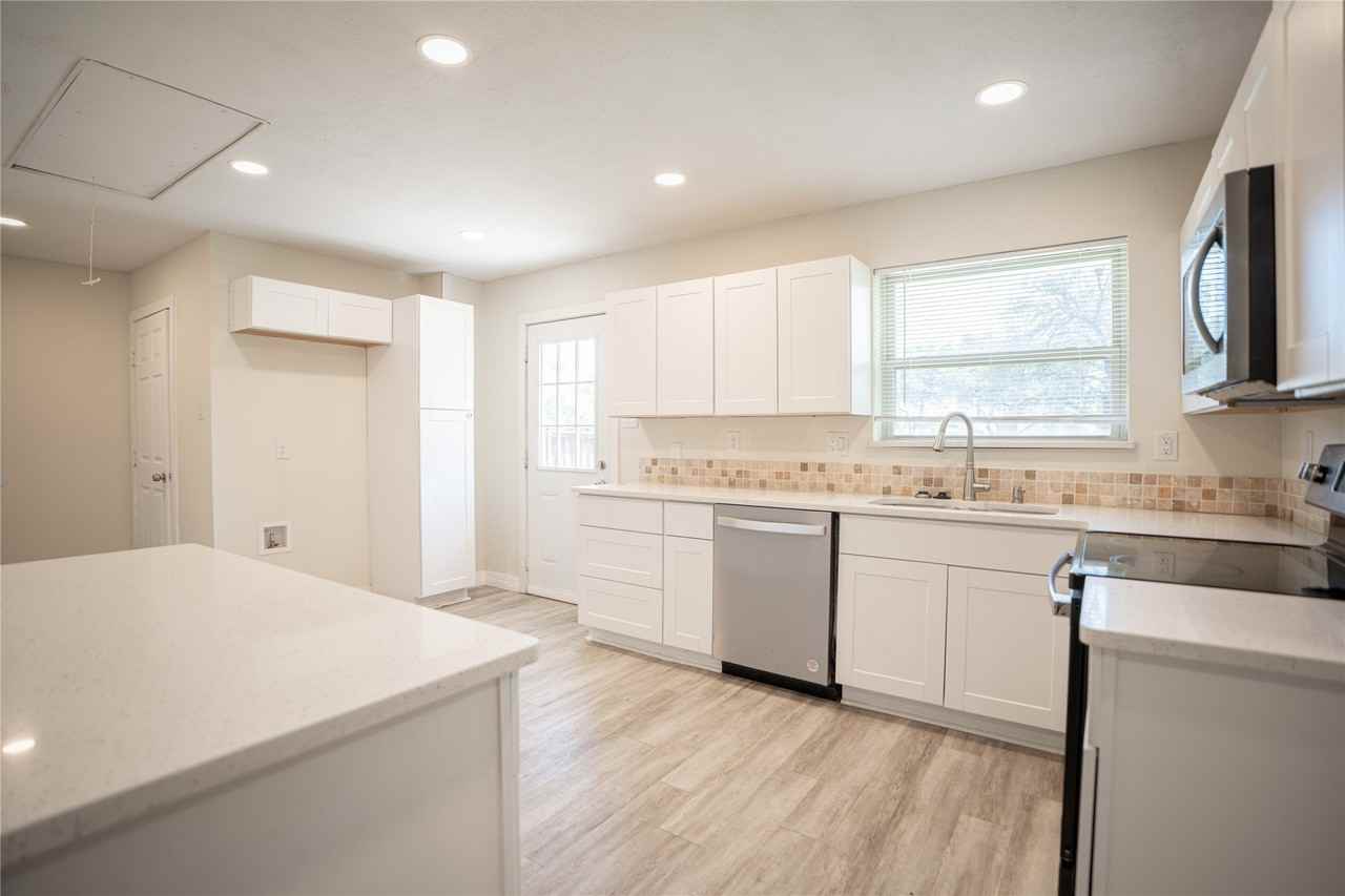 1102 Lorrie Dr - Photo 5 of 18