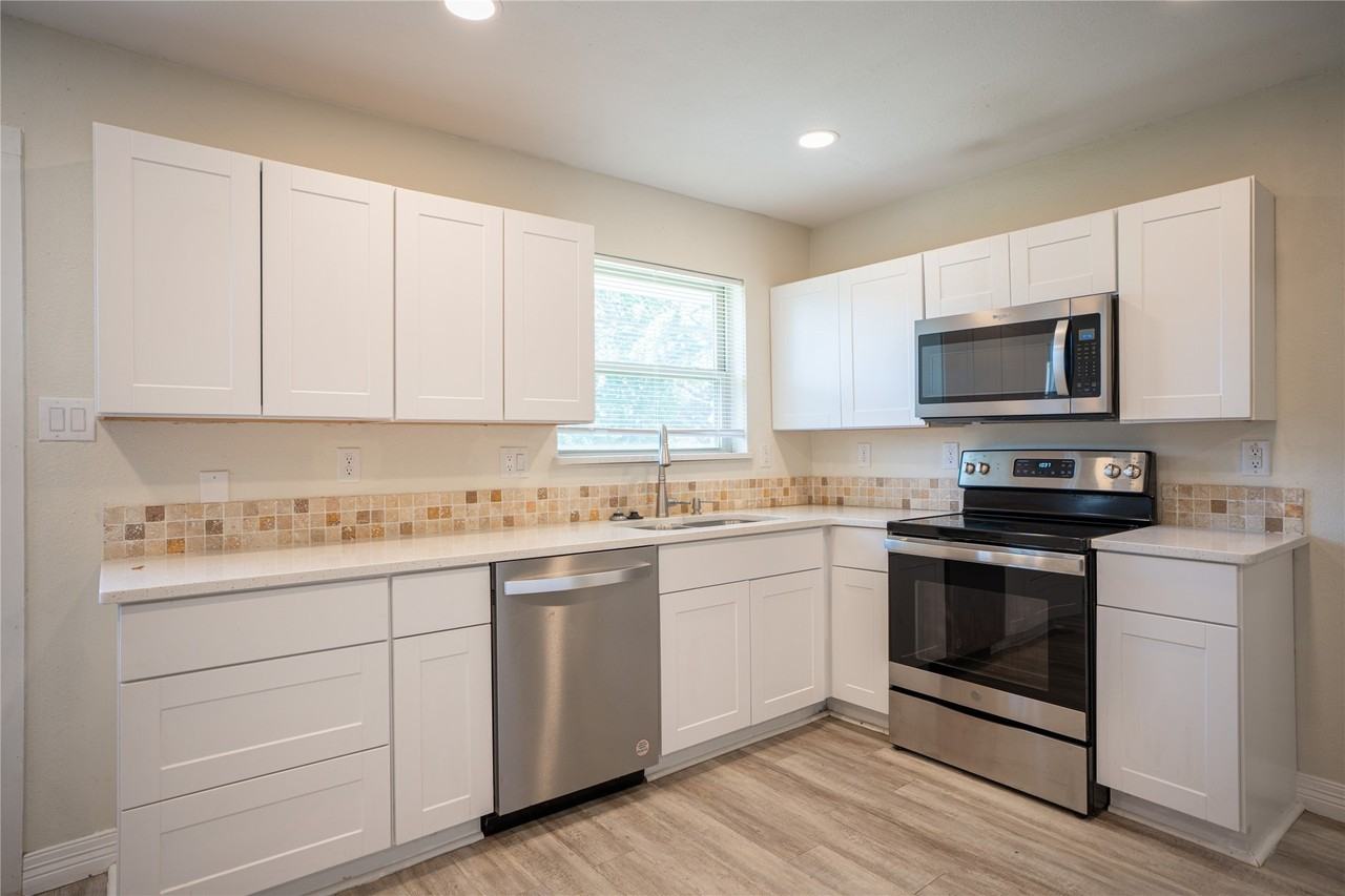 1102 Lorrie Dr - Photo 6 of 18