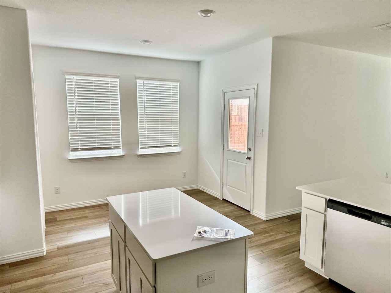 5905 Rostherne Dr - Photo 4 of 12