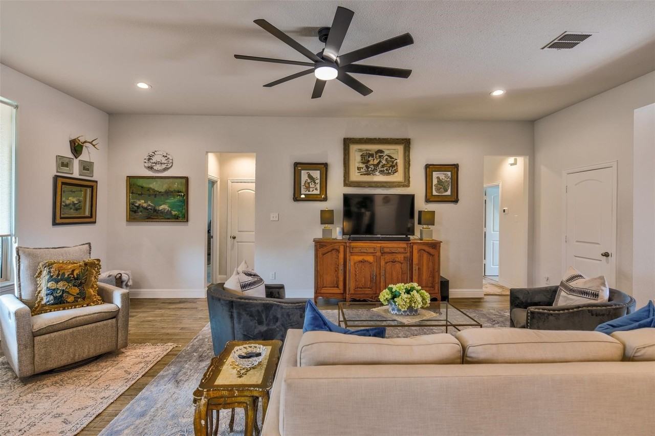 1301 Blanco Trl - Photo 5 of 19