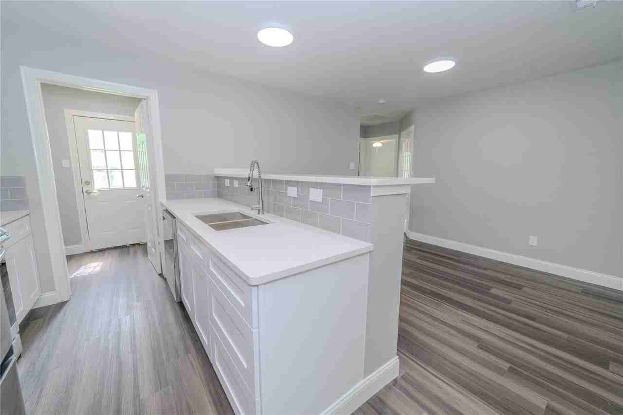 809 Wilcox St - Photo 6 of 26