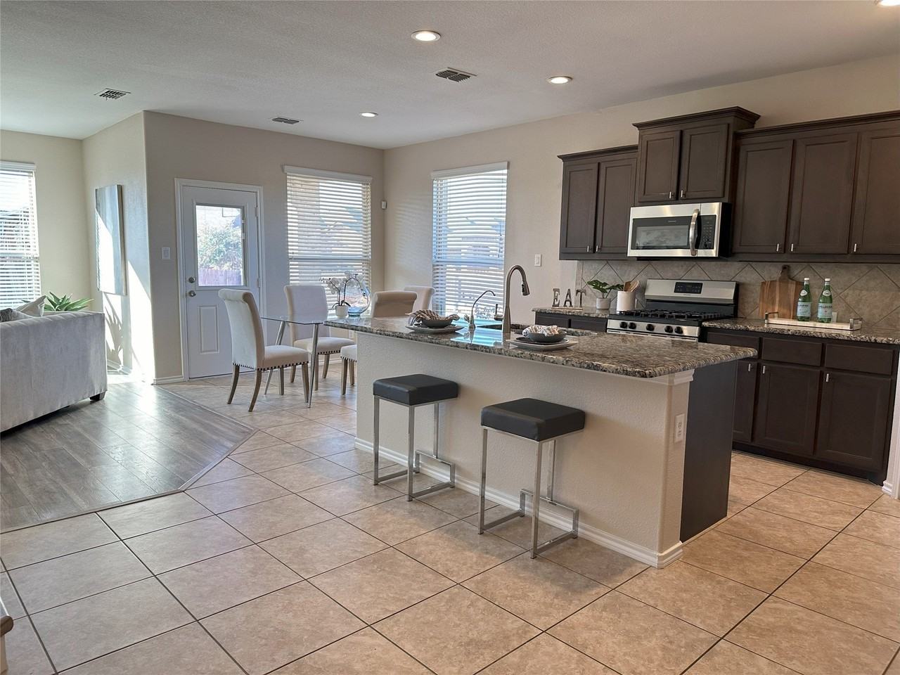 15733 Prairie Grass Ln - Photo 3 of 24